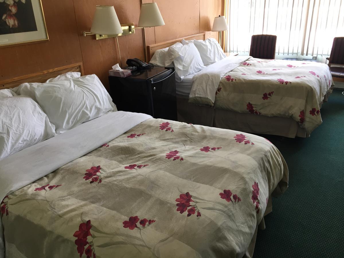 Falcon Lake Hotel Buitenkant foto