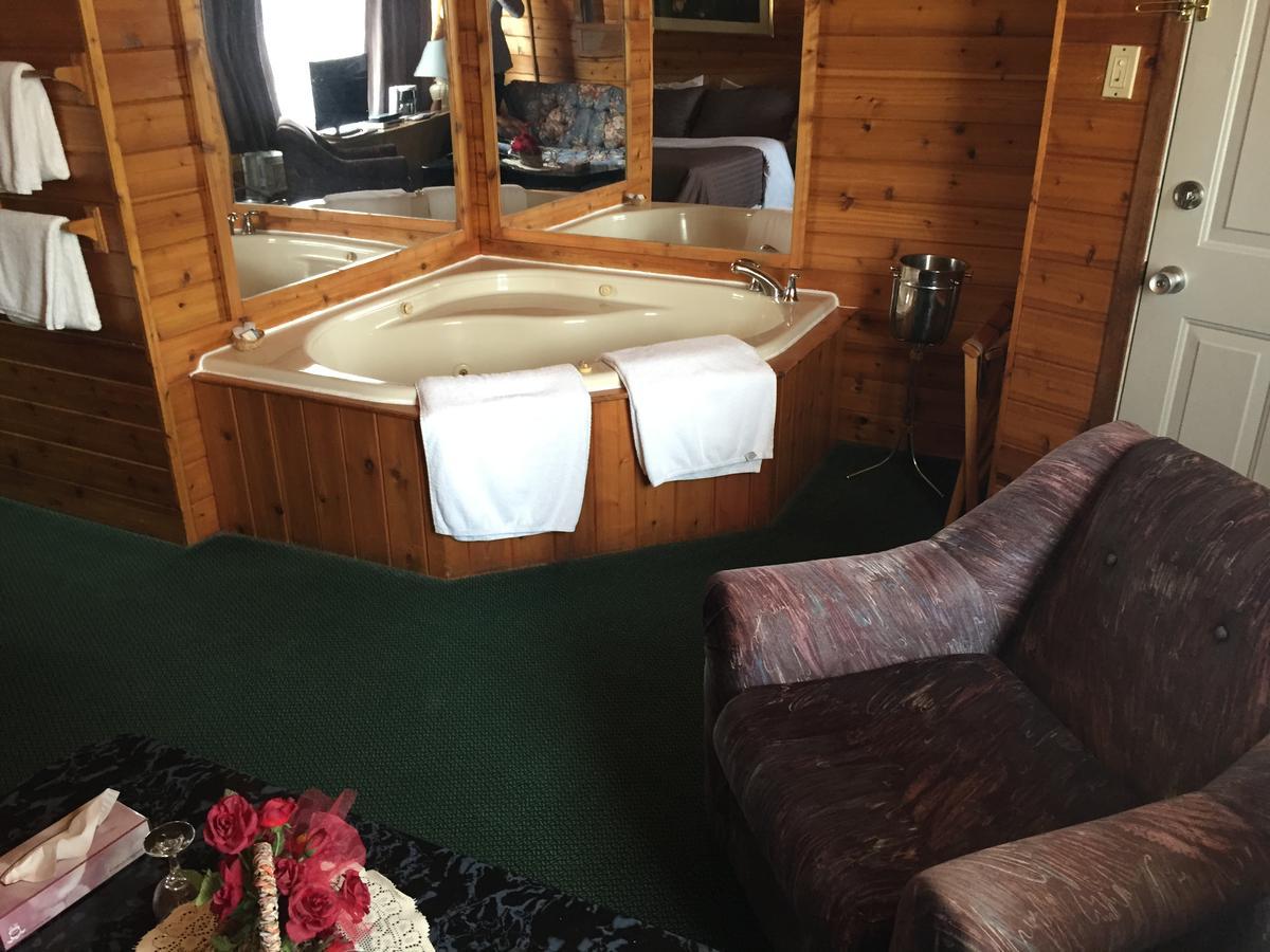 Falcon Lake Hotel Buitenkant foto